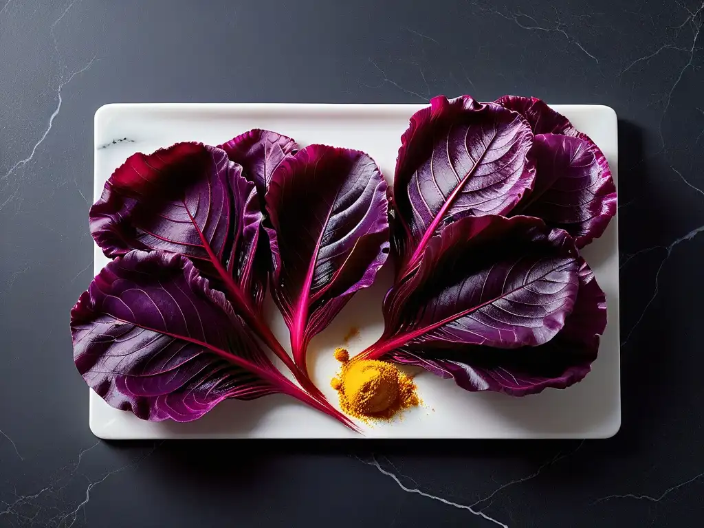 Colorantes alimentarios naturales saludables: hojas de col morada, raíces de cúrcuma, remolachas rojas y hebras de azafrán sobre mármol blanco