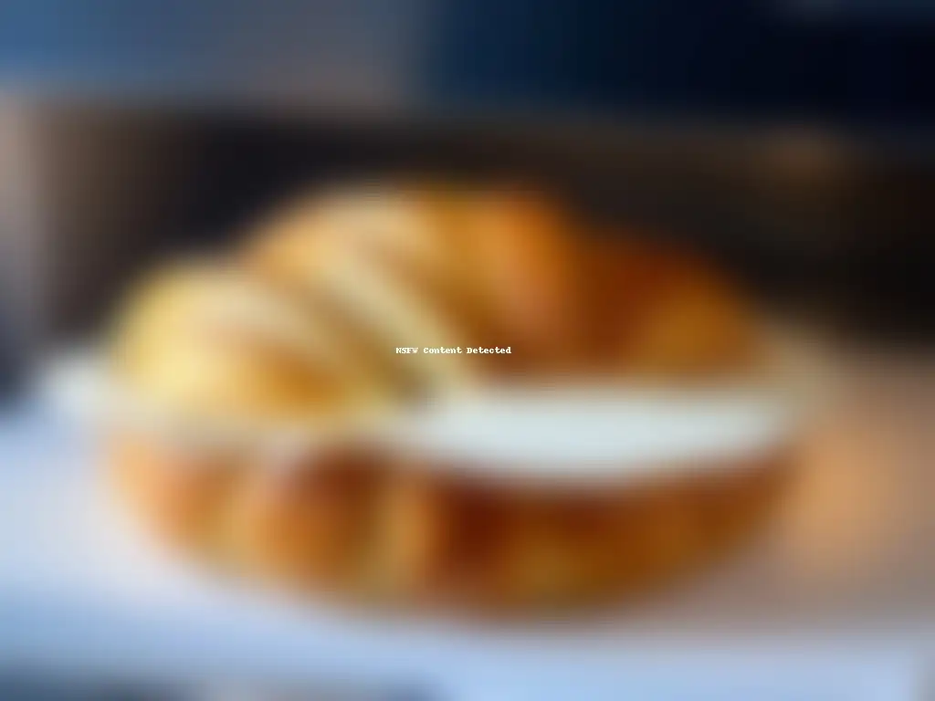 Un croissant dorado saliendo de un horno futurista, mostrando sus capas y brillo, en un fondo blanco