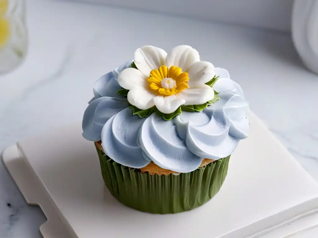 Exquisita cupcake gourmet con flor comestible en mármol Delicado cupcake con flor comestible, reflejo de técnicas modernas de repostería