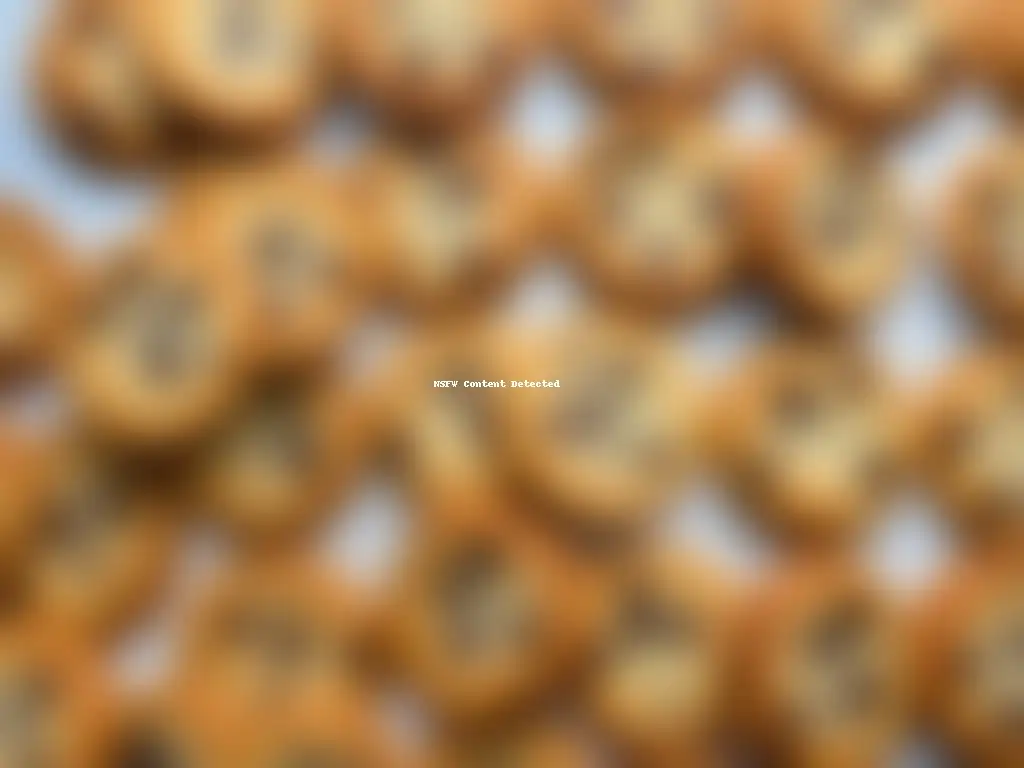 Deliciosas galletas sin gluten con chispas de chocolate en elegante encimera de mármol