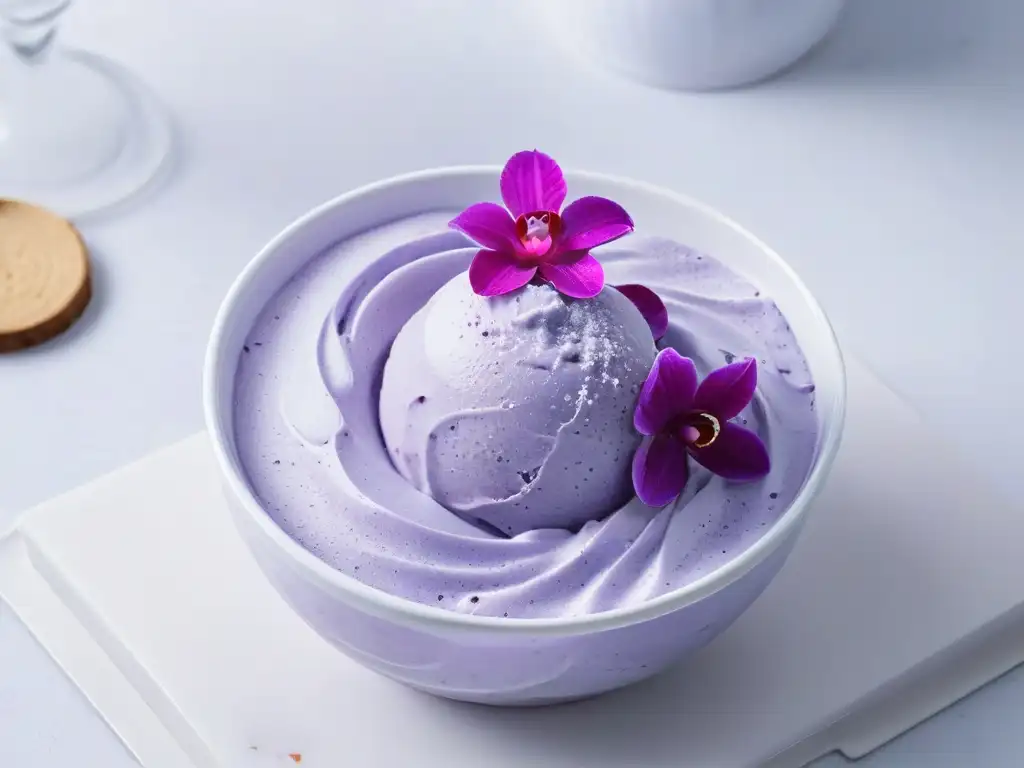 Delicioso helado de taro morado con flor de orquídea comestible en cuenco de cristal sobre encimera de mármol