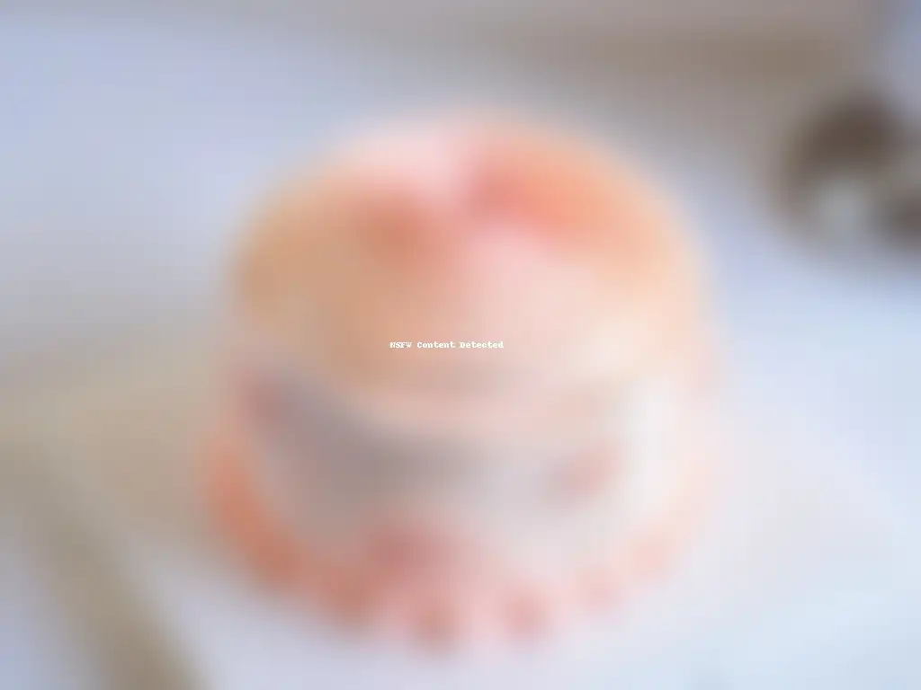 Detallada rosa de buttercream en un elegante pastel blanco, reflejando el arte de la repostería clásica