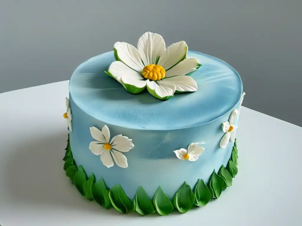 Detallada flor de azúcar en pastel blanco impecable, destaca la habilidad en repostería experta