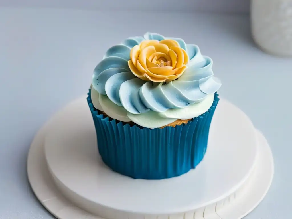 Detallada imagen de un cupcake decorado con swirls en tonos pastel y una flor comestible