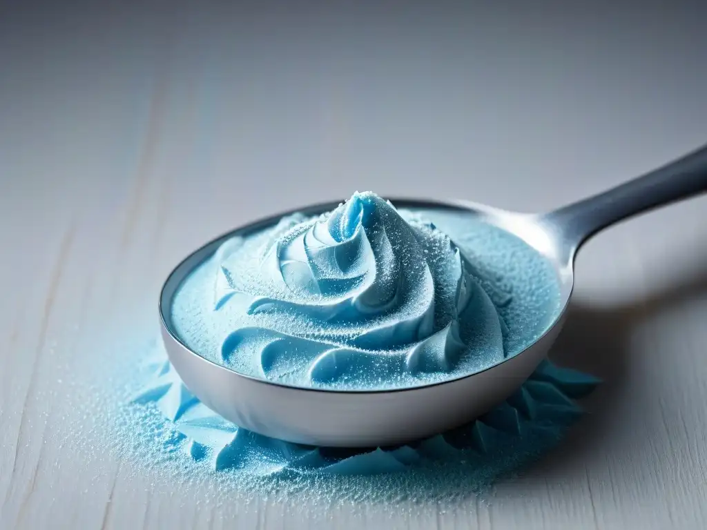 Cristal de azúcar: detalle fascinante en cuchara metálica Detalle de un cristal de azúcar formándose en una cuchara de metal, con patrones geométricos y destellos bajo luz natural