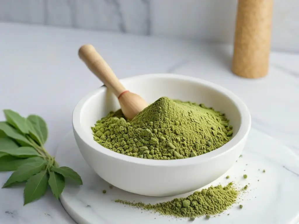Mortero de porcelana con ashwagandha en polvo verde sobre mármol Detalle de mortero de porcelana blanco con ashwagandha en polvo verde sobre hojas secas en mármol