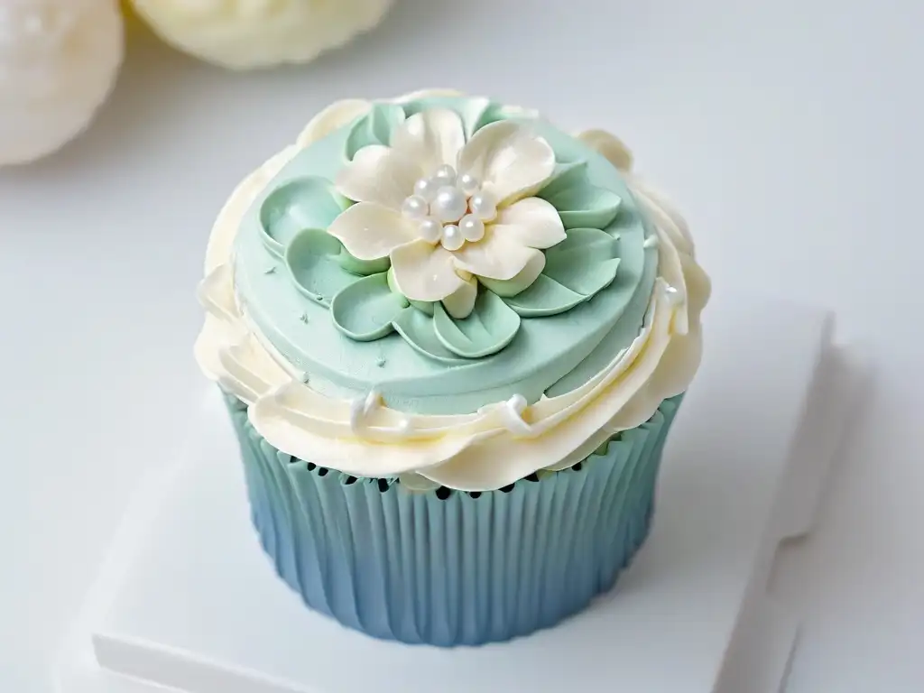 Detalles de un cupcake decorado con precisión y arte, ideal para novatos en repostería