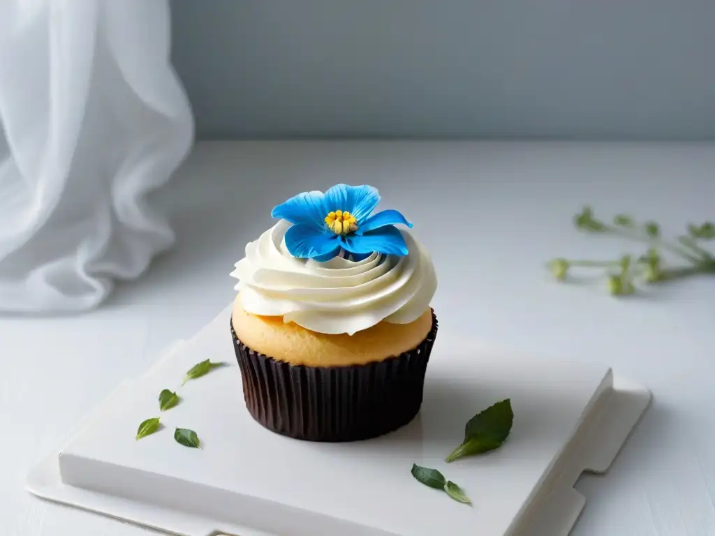 Un exquisito cupcake vegano éticamente decorado con una flor comestible, transmitiendo elegancia y compasión