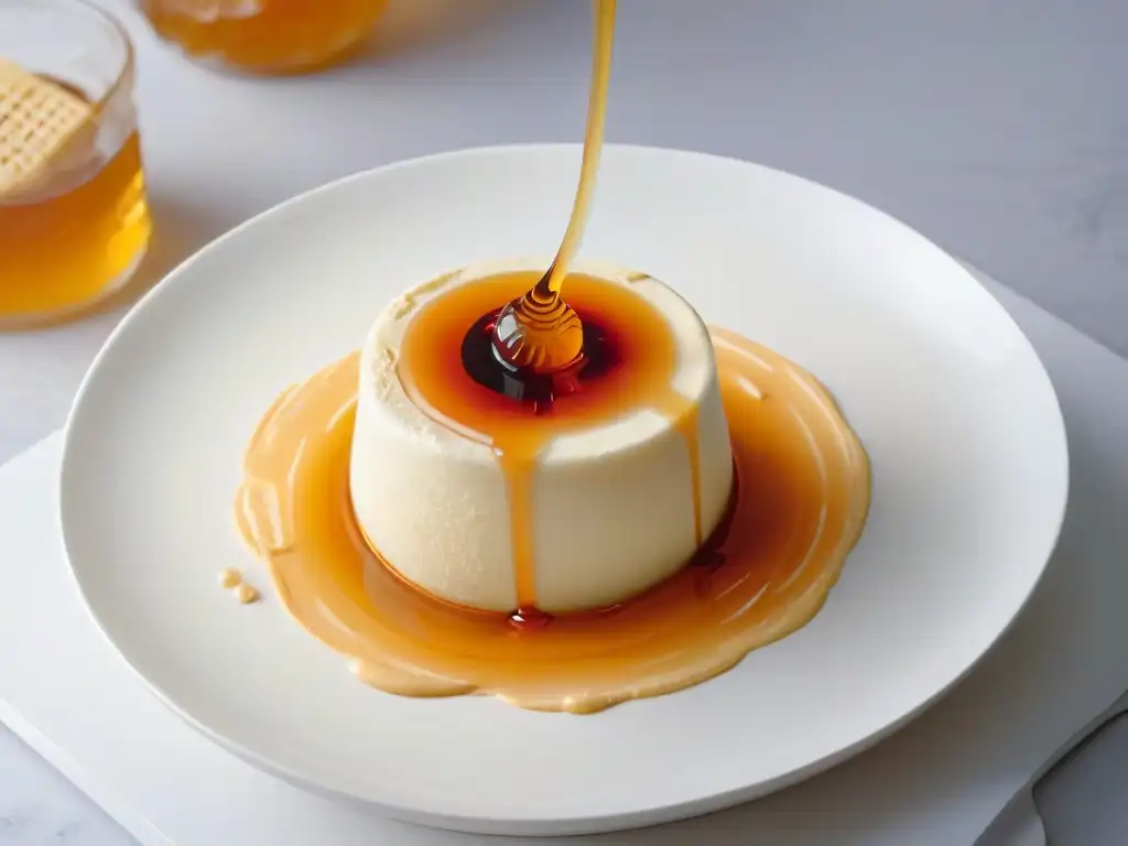 Fufu y miel receta: Deslumbrante drizzle dorado sobre bola de fufu en plato blanco moderno